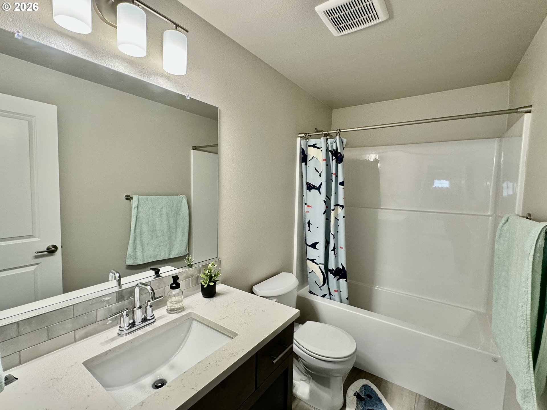 320 Oak Street Florence, OR 97439 - Photo 21 of 28 Bathroom