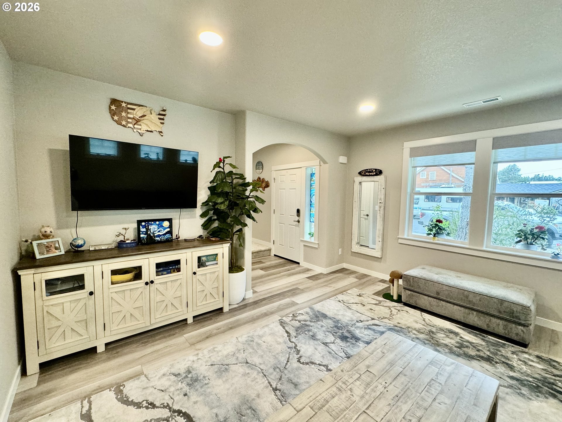 320 Oak Street Florence, OR 97439 - Photo 4 of 28 Living Room