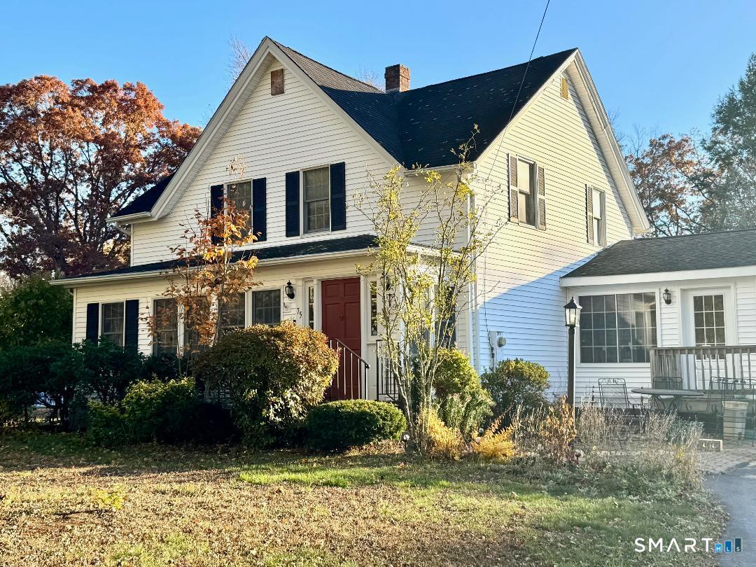 a view of a house with backyard and garden