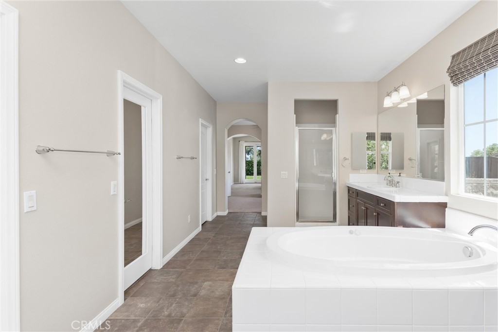 33369 Gold Mountain Road Yucaipa, CA 92399 - Photo 29 of 65 Primary ensuite bathroom