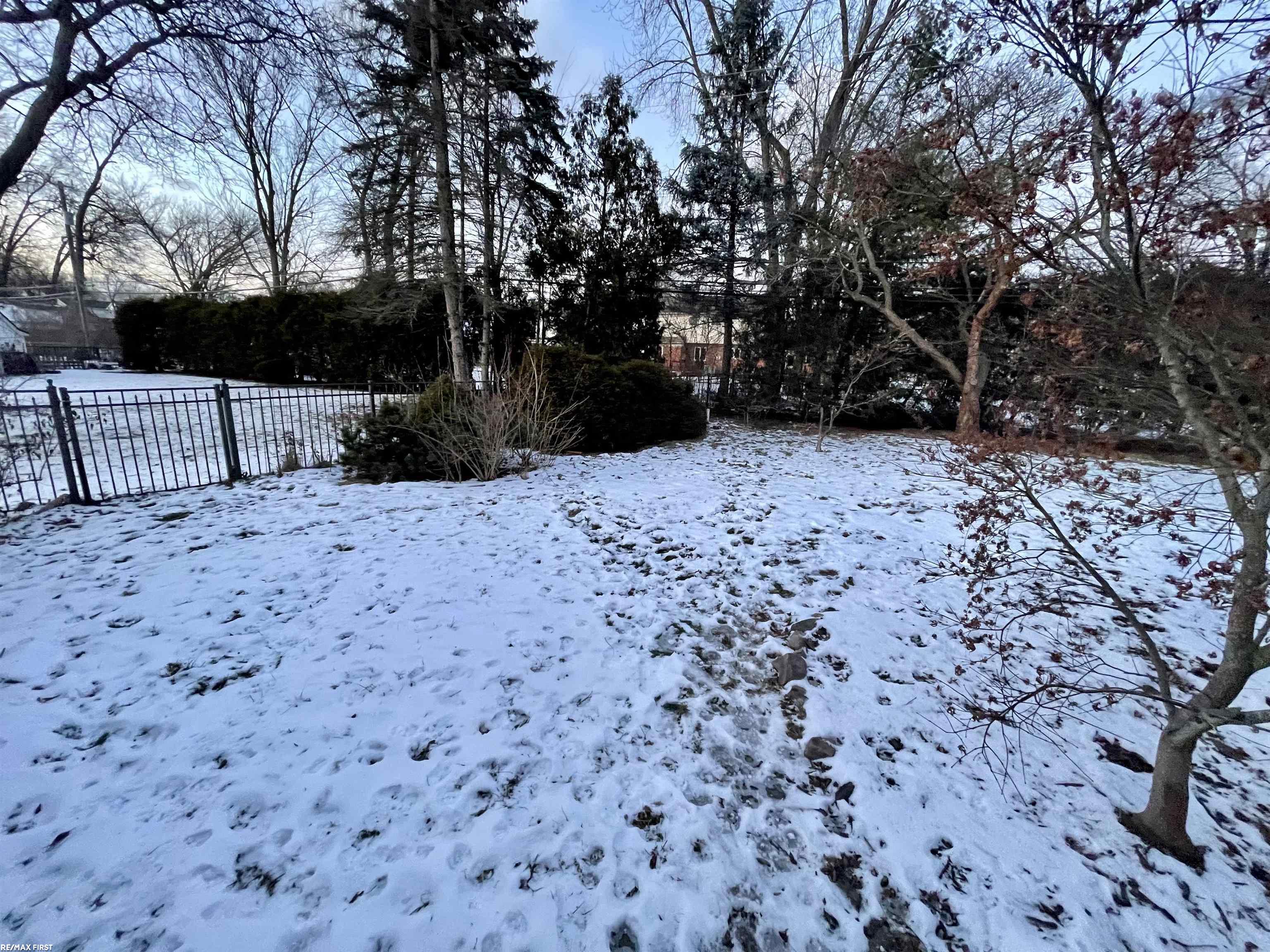 1178 Hampton Road Grosse Pointe, MI 48236 - Photo 6 of 50 Fenced yard