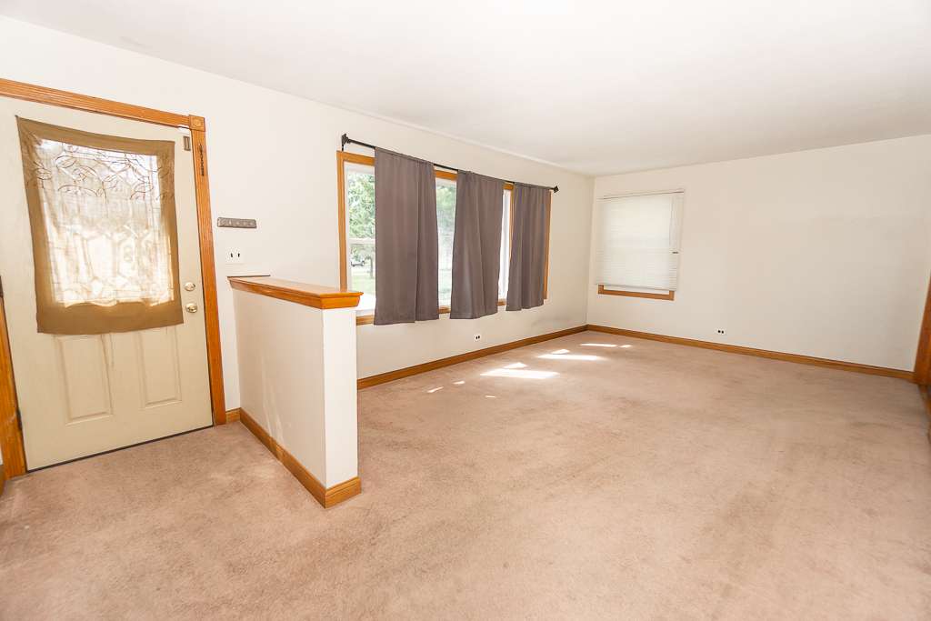 649 South Wisconsin Avenue Addison, IL 60101 - Photo 3 of 21