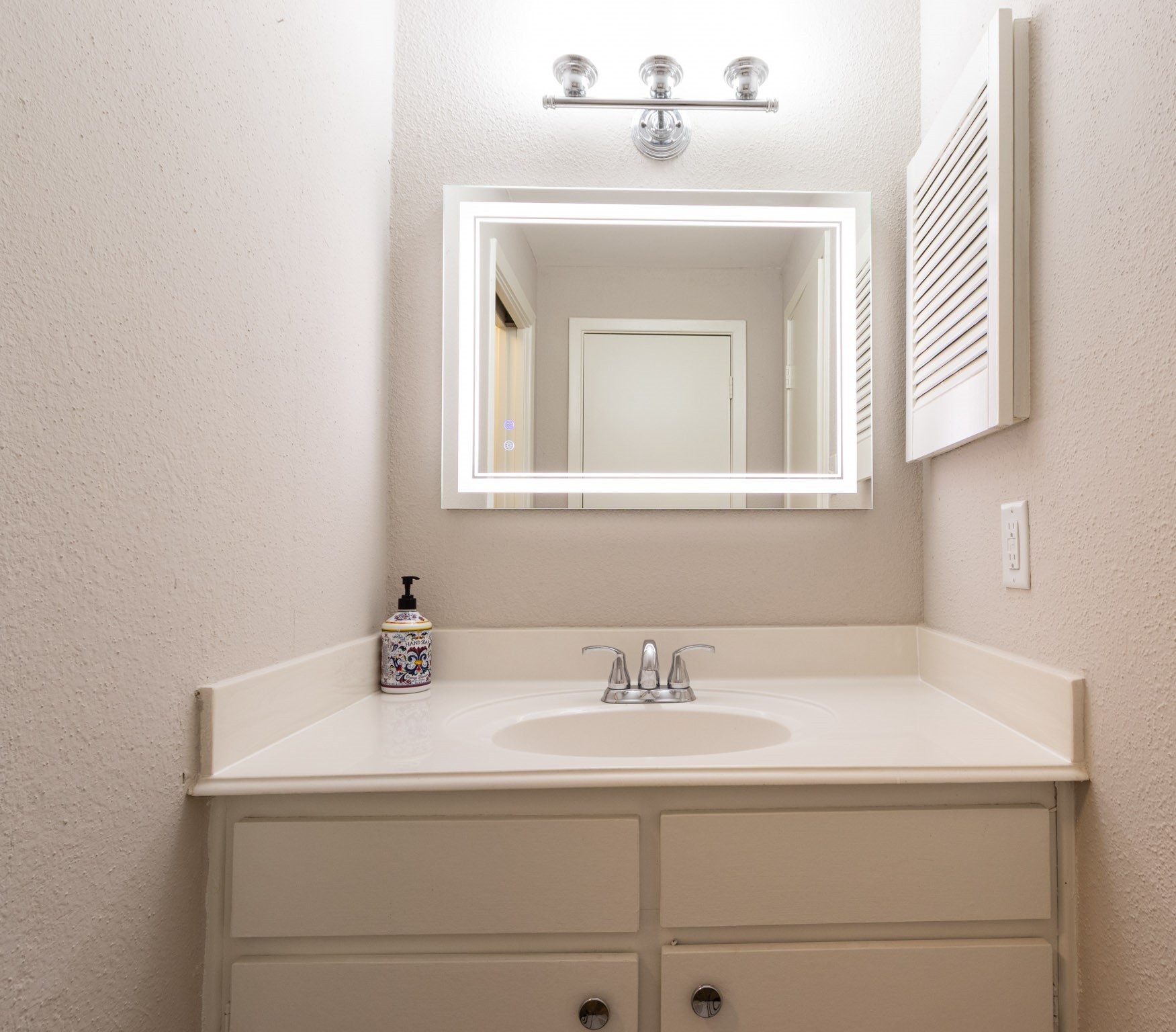 401 Lakeside Lane, Unit 111 Nassau Bay, TX 77058 - Photo 16 of 45 a bathroom with a sink and a mirror