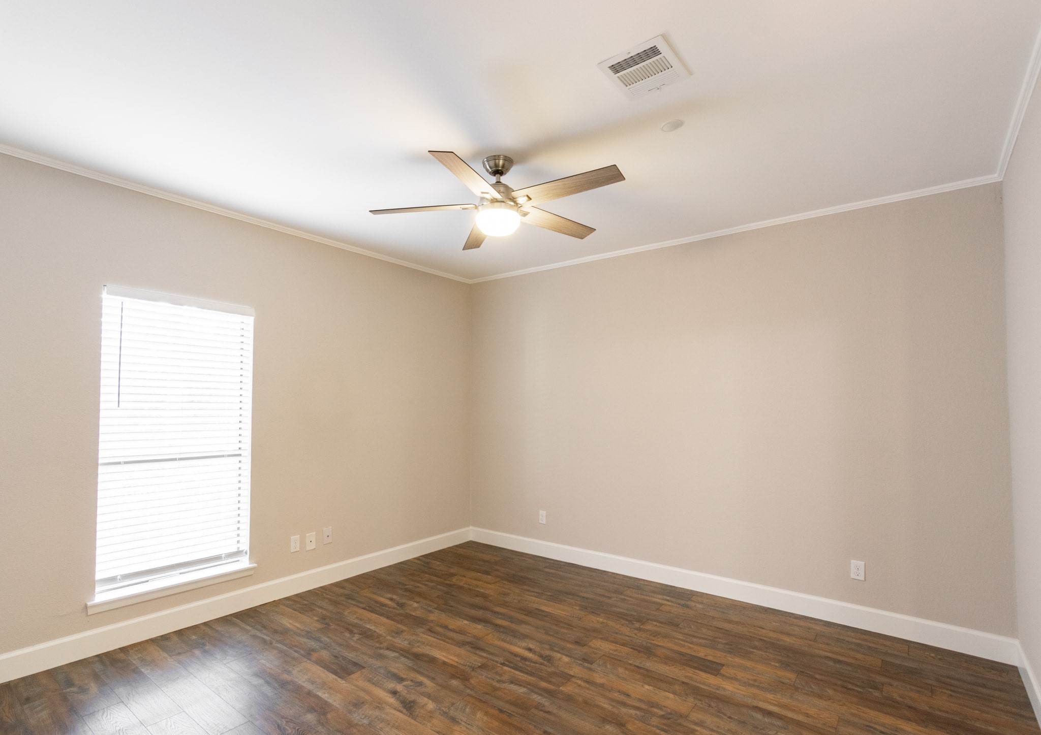 401 Lakeside Lane, Unit 111 Nassau Bay, TX 77058 - Photo 22 of 45 an empty room with wooden floor and a ceiling fan