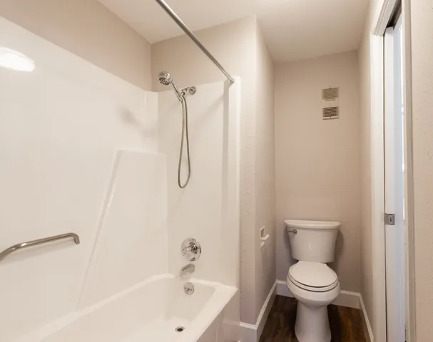 $1,800 | 401 Lakeside Lane, Unit 111, Nassau Bay, TX 77058