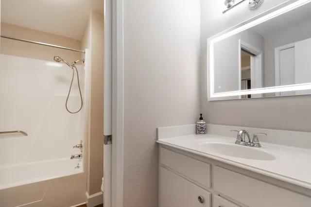 $1,800 | 401 Lakeside Lane, Unit 111, Nassau Bay, TX 77058