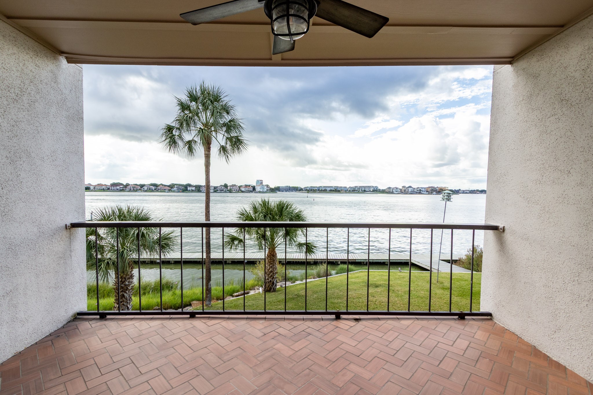 401 Lakeside Lane, Unit 111 Nassau Bay, TX 77058 - Photo 28 of 45 a view of ocean from a balcony