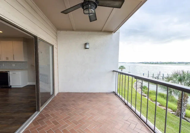 $1,800 | 401 Lakeside Lane, Unit 111, Nassau Bay, TX 77058