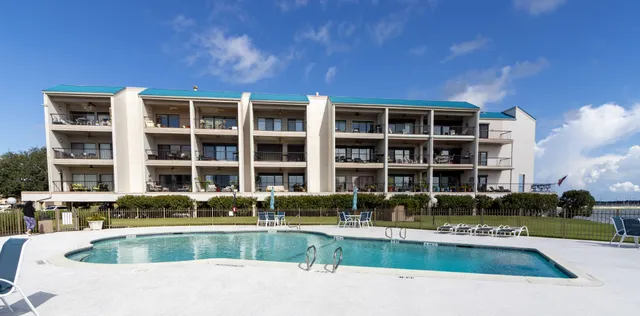 $1,800 | 401 Lakeside Lane, Unit 111, Nassau Bay, TX 77058