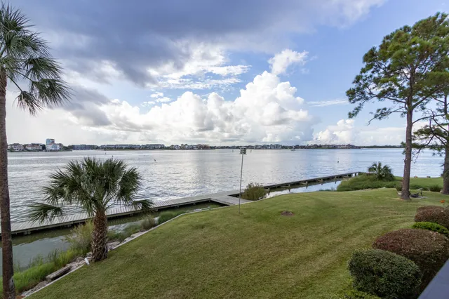 $1,800 | 401 Lakeside Lane, Unit 111, Nassau Bay, TX 77058