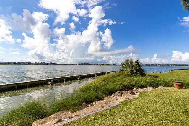 $1,800 | 401 Lakeside Lane, Unit 111, Nassau Bay, TX 77058
