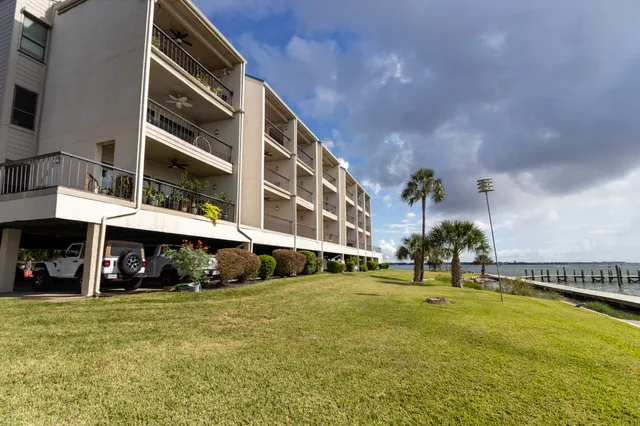 $1,800 | 401 Lakeside Lane, Unit 111, Nassau Bay, TX 77058