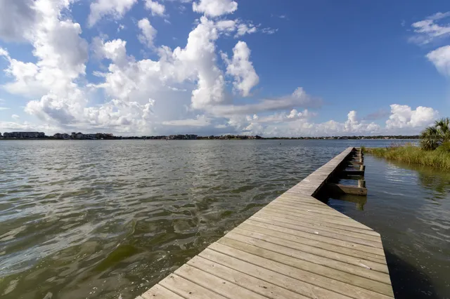 $1,800 | 401 Lakeside Lane, Unit 111, Nassau Bay, TX 77058