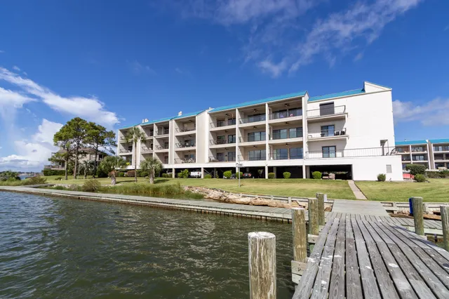 $1,800 | 401 Lakeside Lane, Unit 111, Nassau Bay, TX 77058