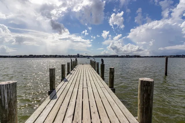 $1,800 | 401 Lakeside Lane, Unit 111, Nassau Bay, TX 77058