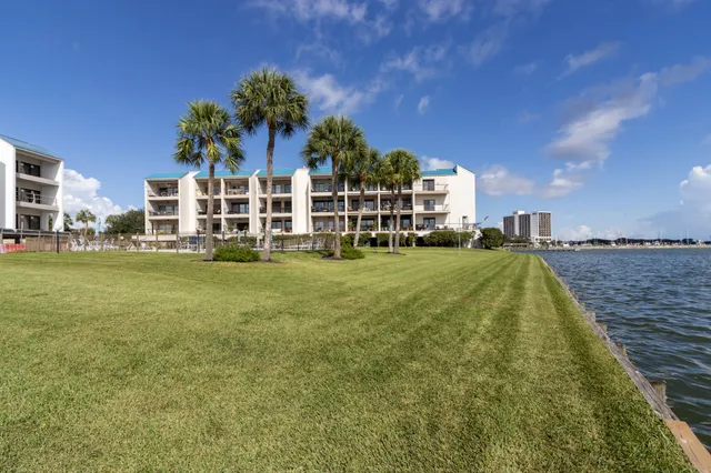 $1,800 | 401 Lakeside Lane, Unit 111, Nassau Bay, TX 77058