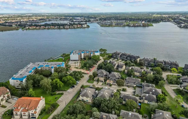 $1,800 | 401 Lakeside Lane, Unit 111, Nassau Bay, TX 77058