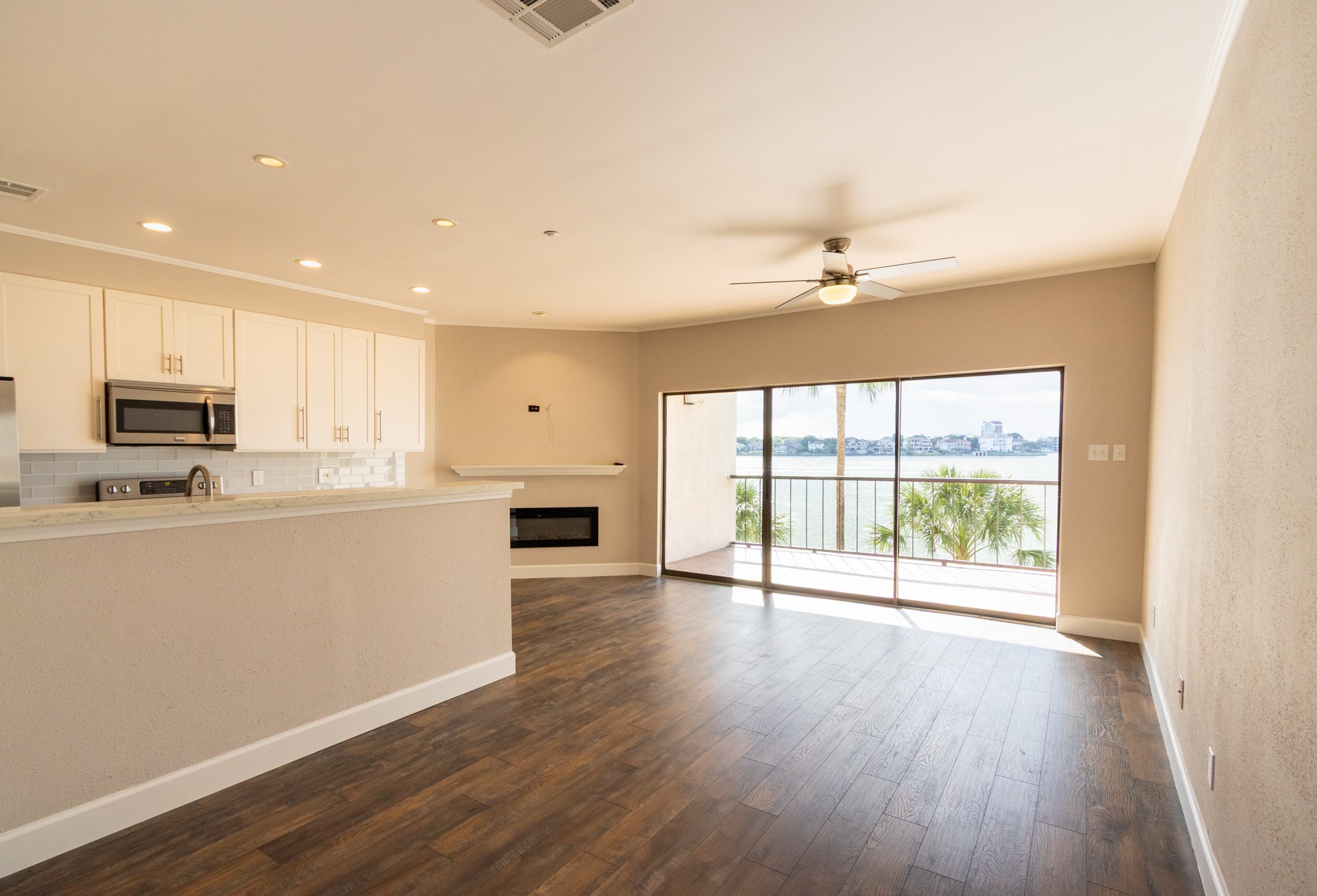 401 Lakeside Lane, Unit 111 Nassau Bay, TX 77058 - Photo 5 of 45