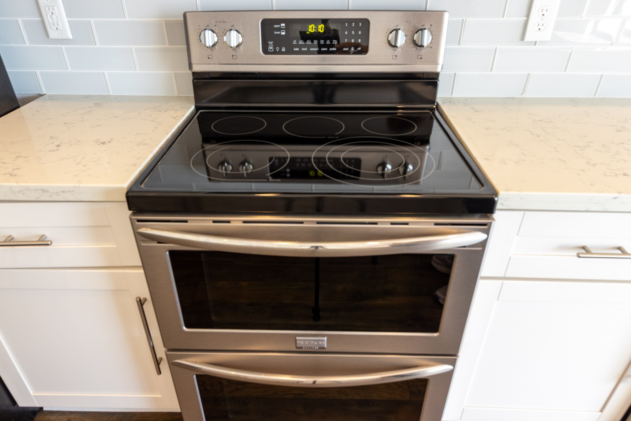 401 Lakeside Lane, Unit 111 Nassau Bay, TX 77058 - Photo 10 of 45 a stove top oven sitting inside of a kitchen