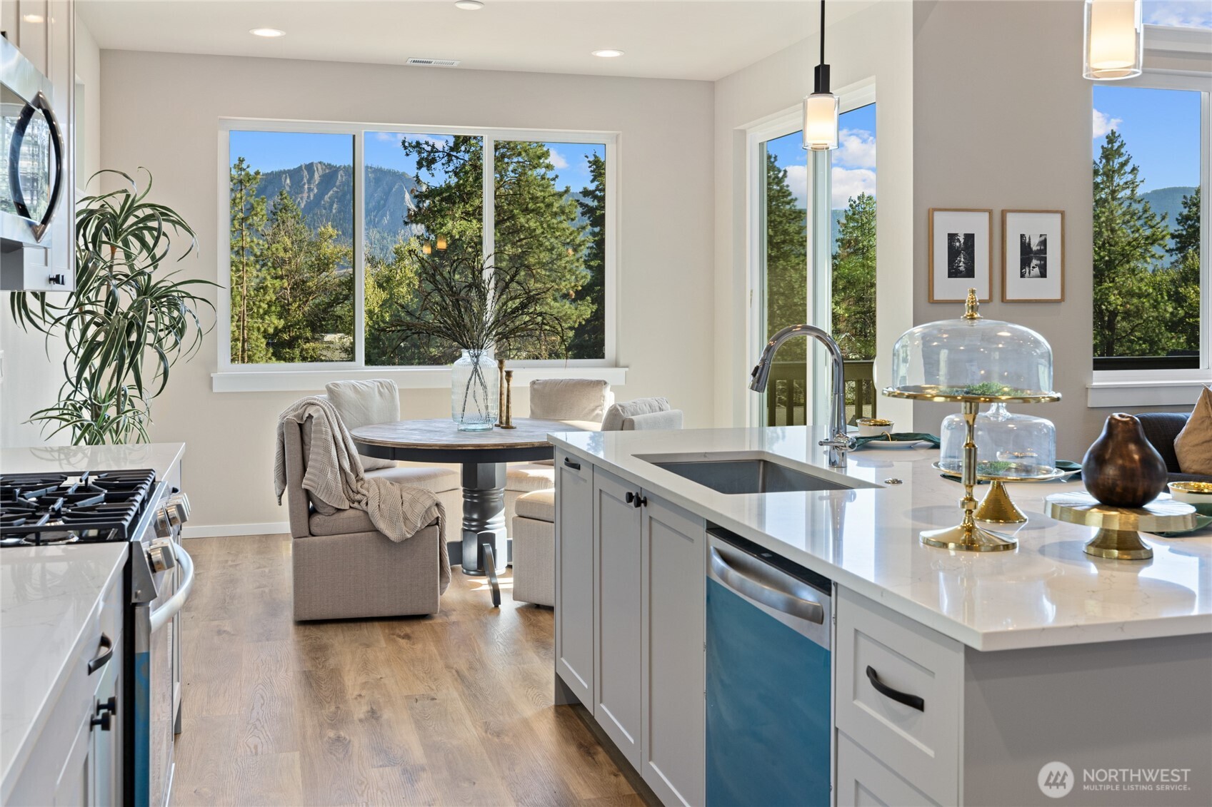 403 Outfitter Place Cle Elum, WA 98922 - Photo 13 of 28 a view of kitchen with sink and living room