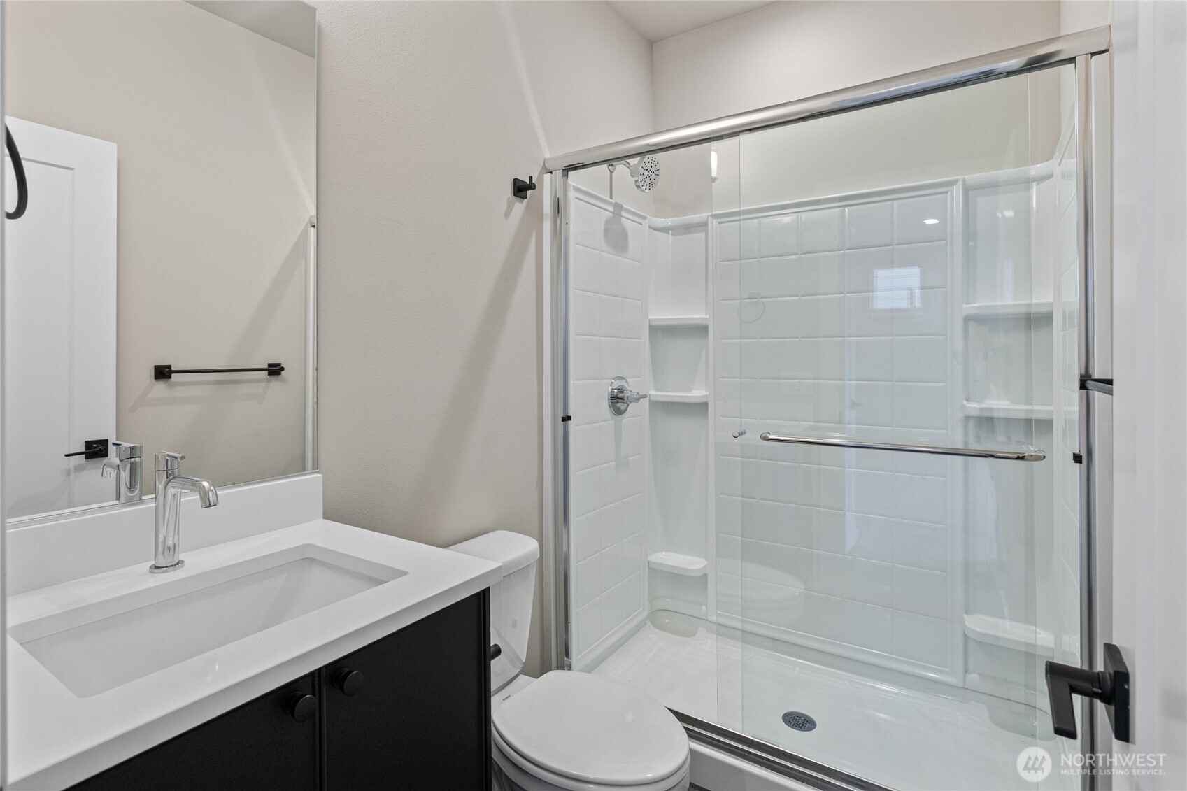 403 Outfitter Place Cle Elum, WA 98922 - Photo 22 of 28 a bathroom with a sink and a mirror