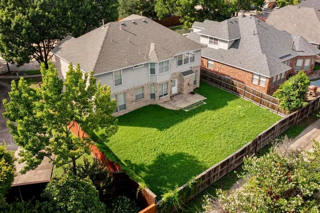 a view of a back yard