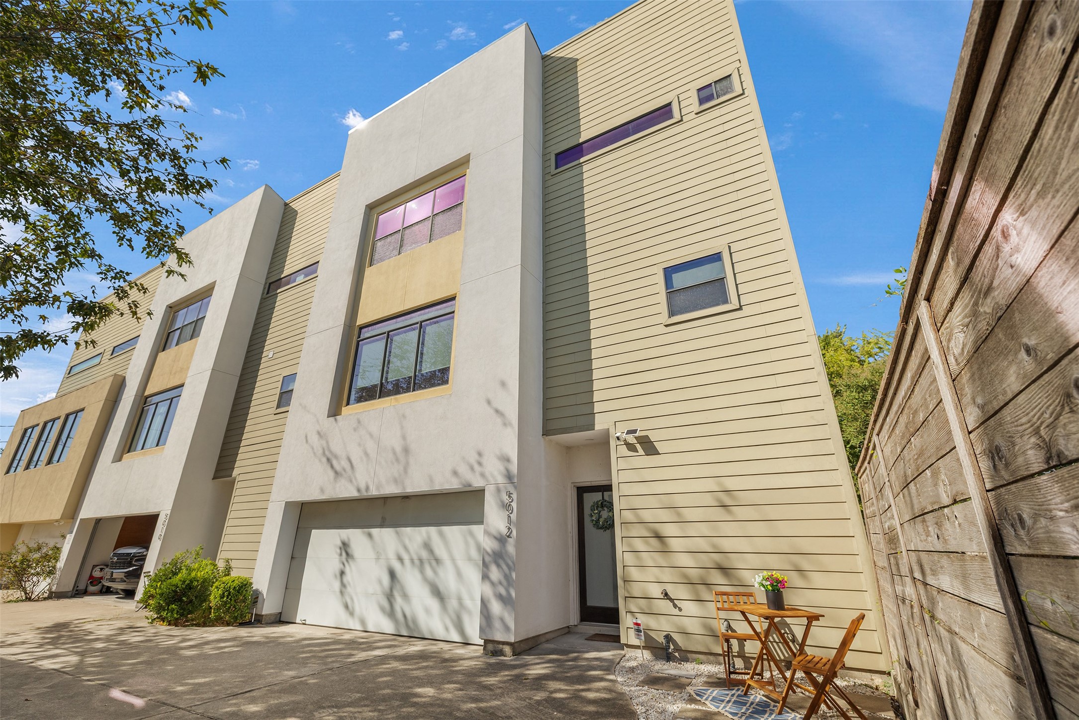 5012 Cornish Street Houston, TX 77007 - Photo 1 of 38 a view of a large building