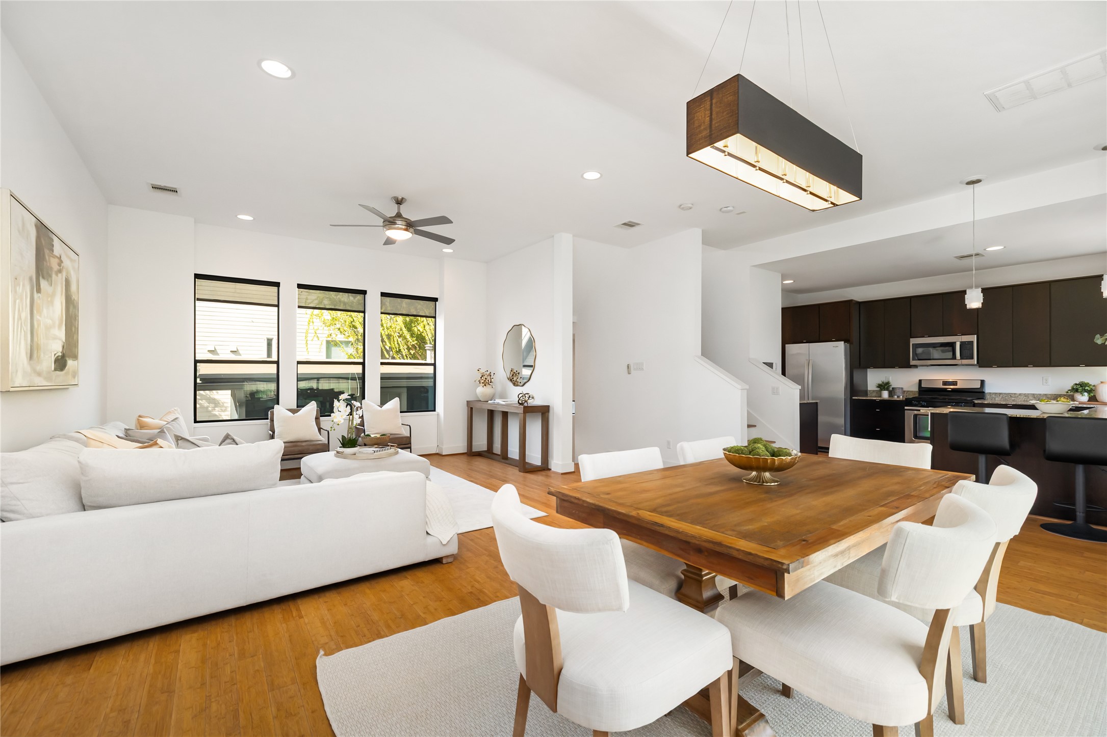 5012 Cornish Street Houston, TX 77007 - Photo 2 of 38 a living room with furniture and a table