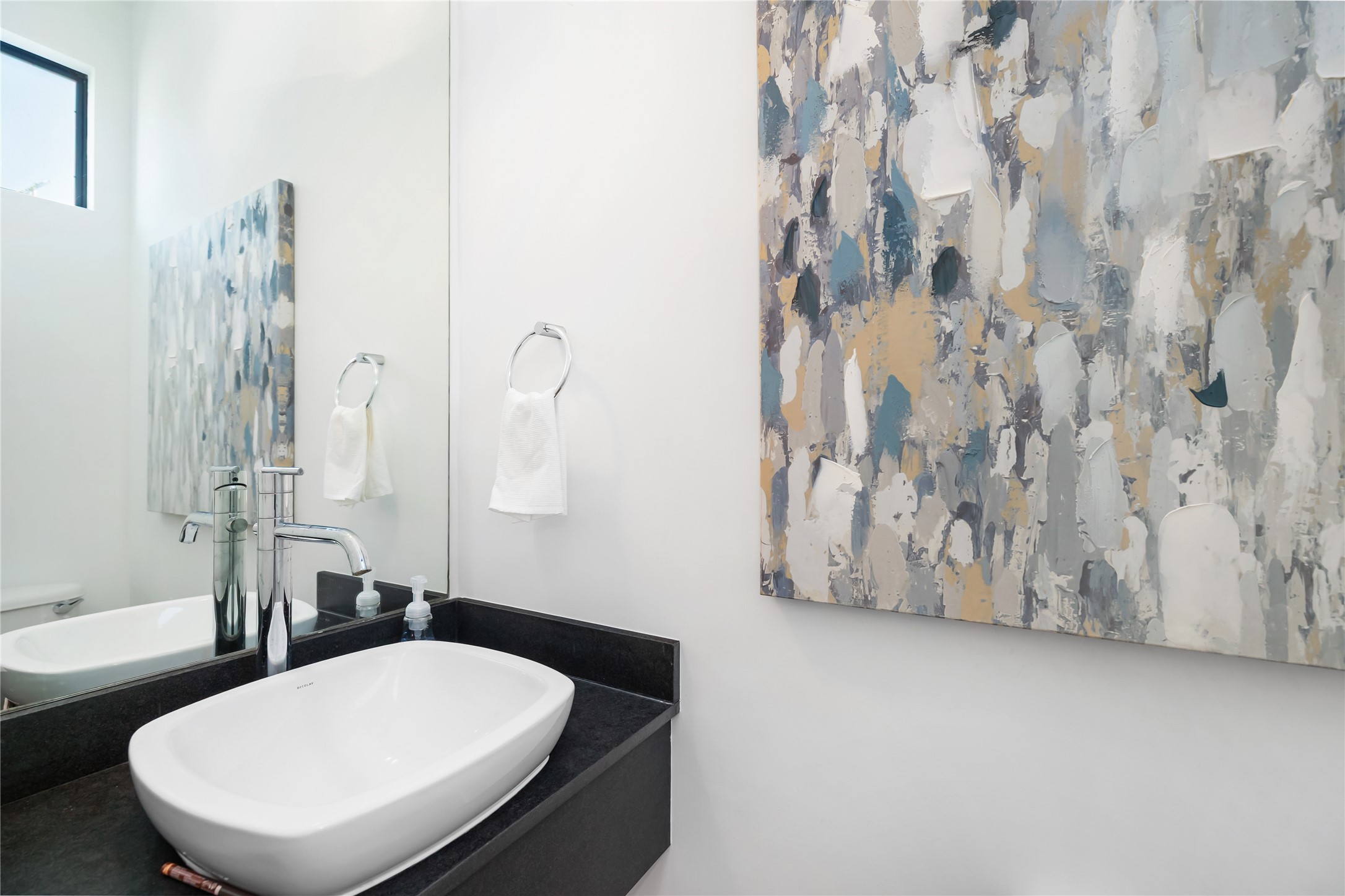 5012 Cornish Street Houston, TX 77007 - Photo 21 of 38 a bathroom with a toilet and a tub