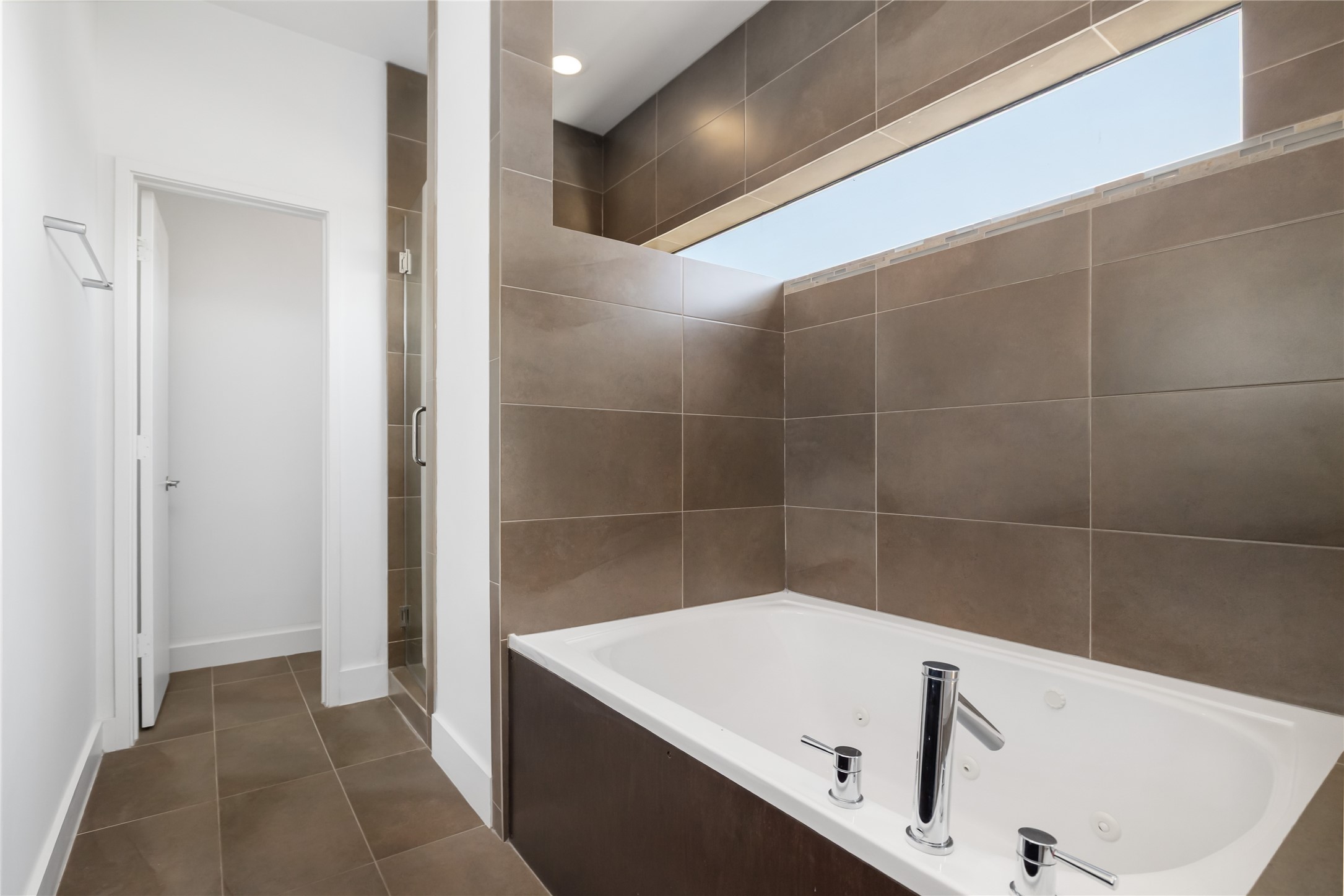 5012 Cornish Street Houston, TX 77007 - Photo 28 of 38 a bathroom with a bathtub