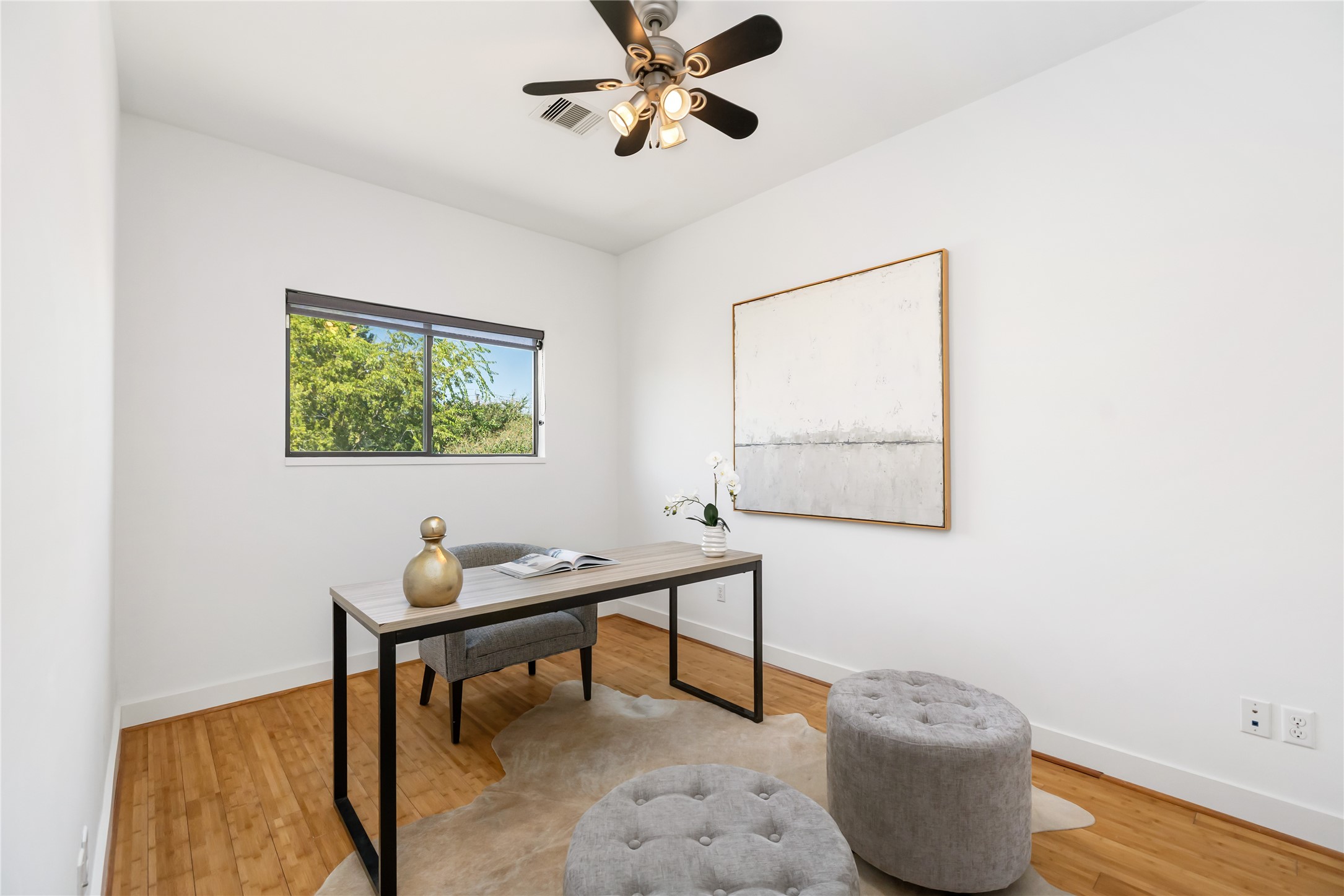 5012 Cornish Street Houston, TX 77007 - Photo 31 of 38 a workspace with furniture and window