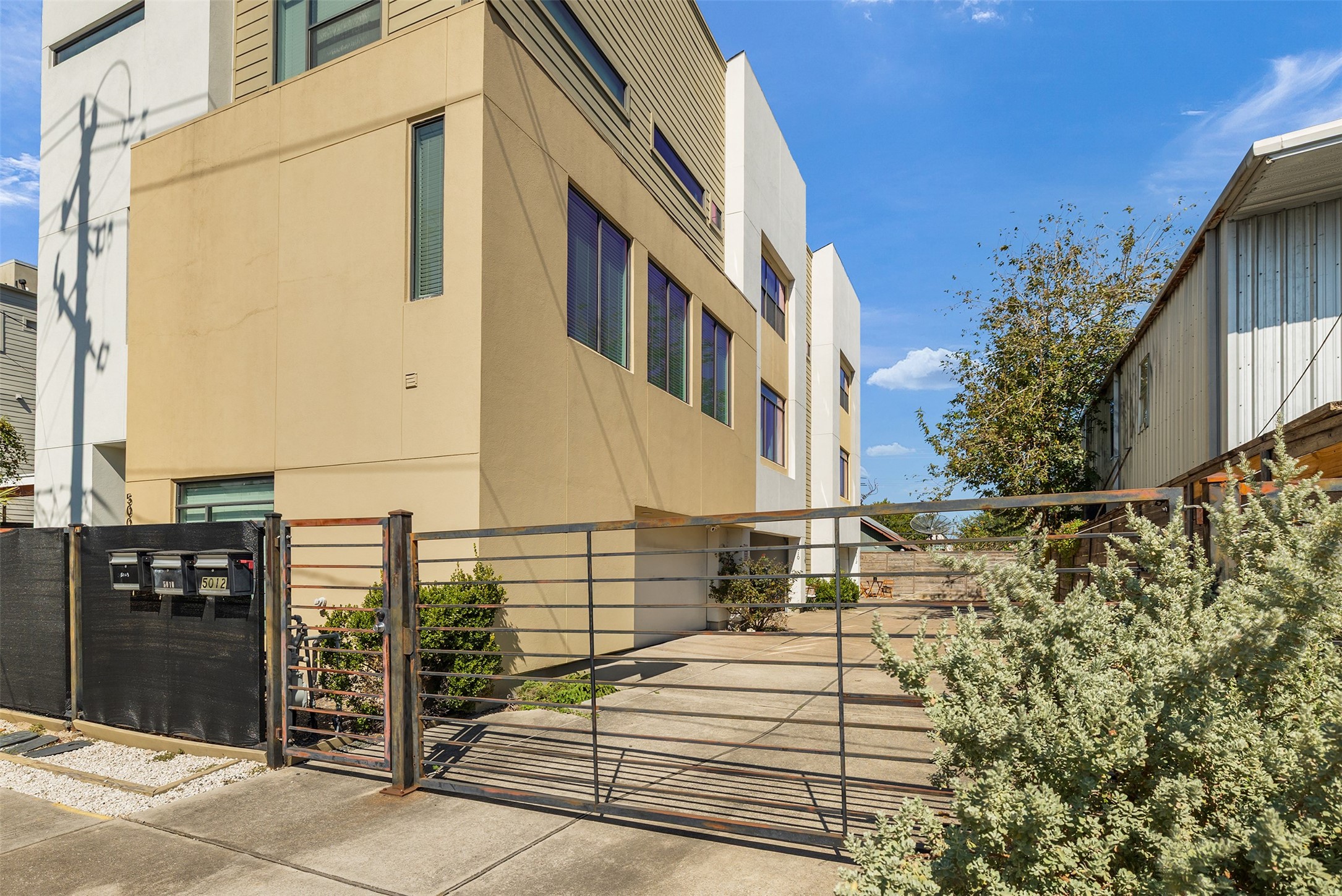 5012 Cornish Street Houston, TX 77007 - Photo 35 of 38 a view of a buildings with many windows