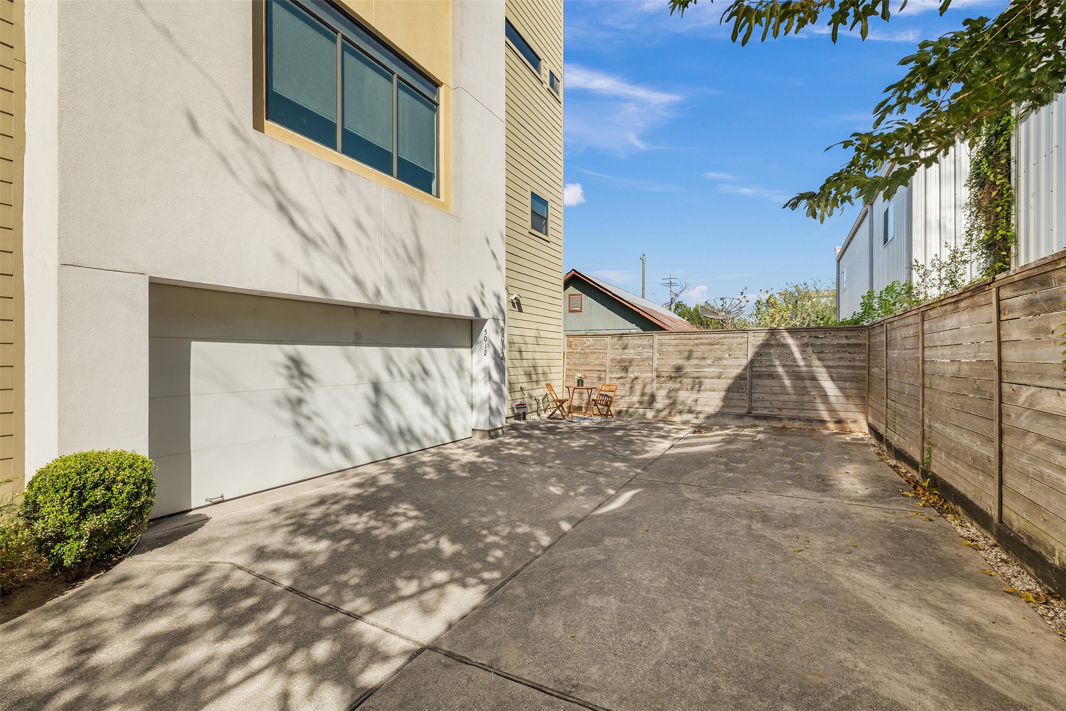 5012 Cornish Street Houston, TX 77007 - Photo 6 of 38 a view of a house with a snow on the road
