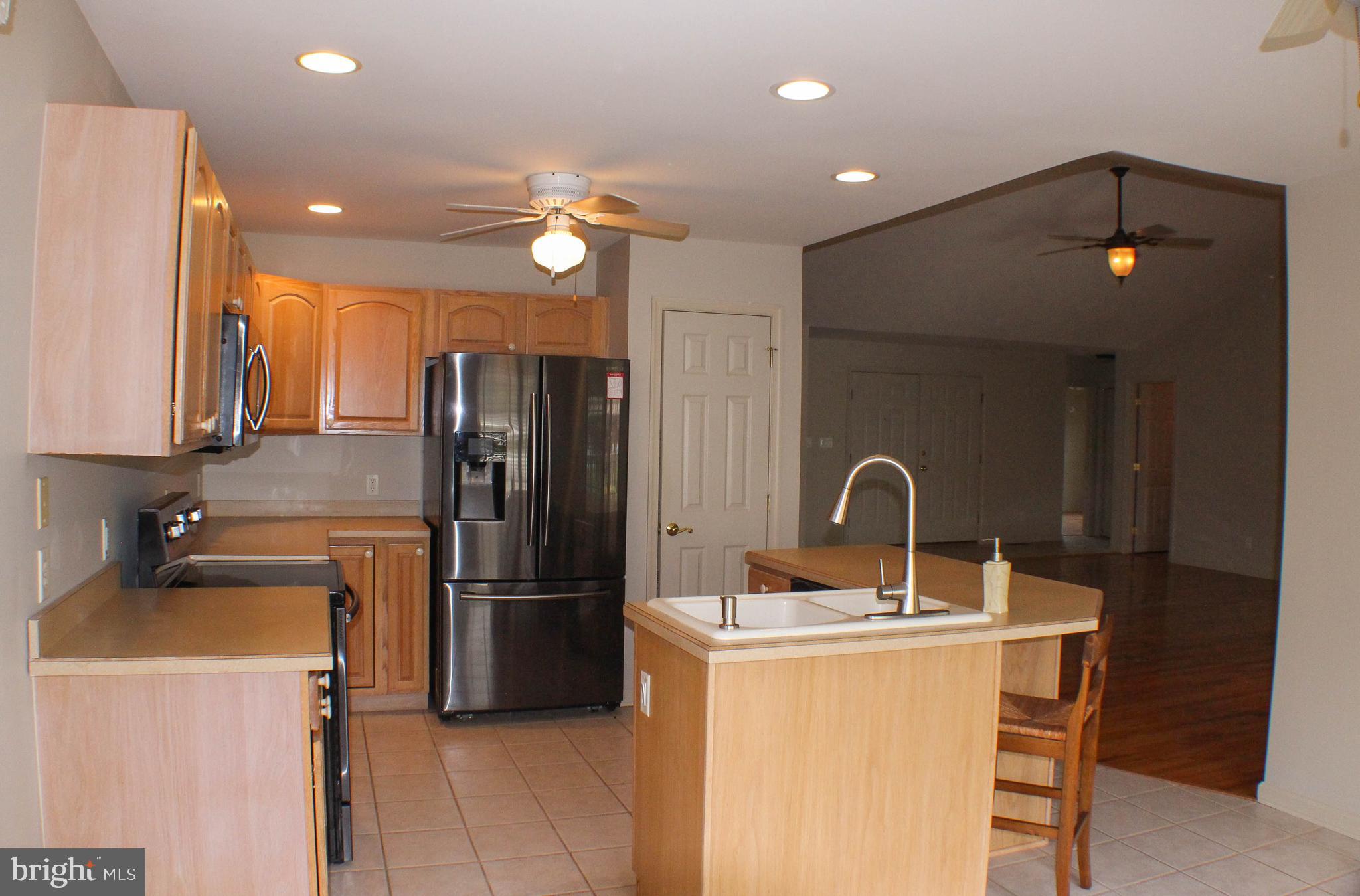 187 North Planters Lane Dover, DE 19901 - Photo 10 of 28 a kitchen with refrigerator and mirror