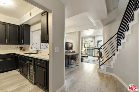 $1,000,000 | 5848 West Olympic Boulevard, Unit 102, Los Angeles, CA 90036