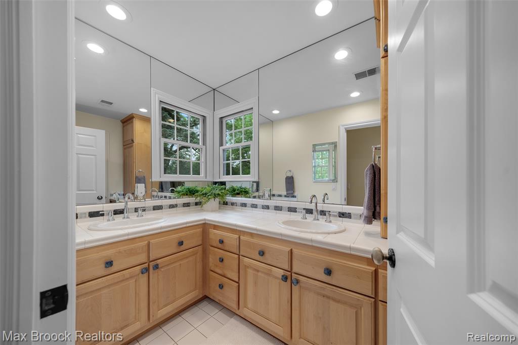 6510 Commerce Road West Bloomfield, MI 48324 - Photo 28 of 40