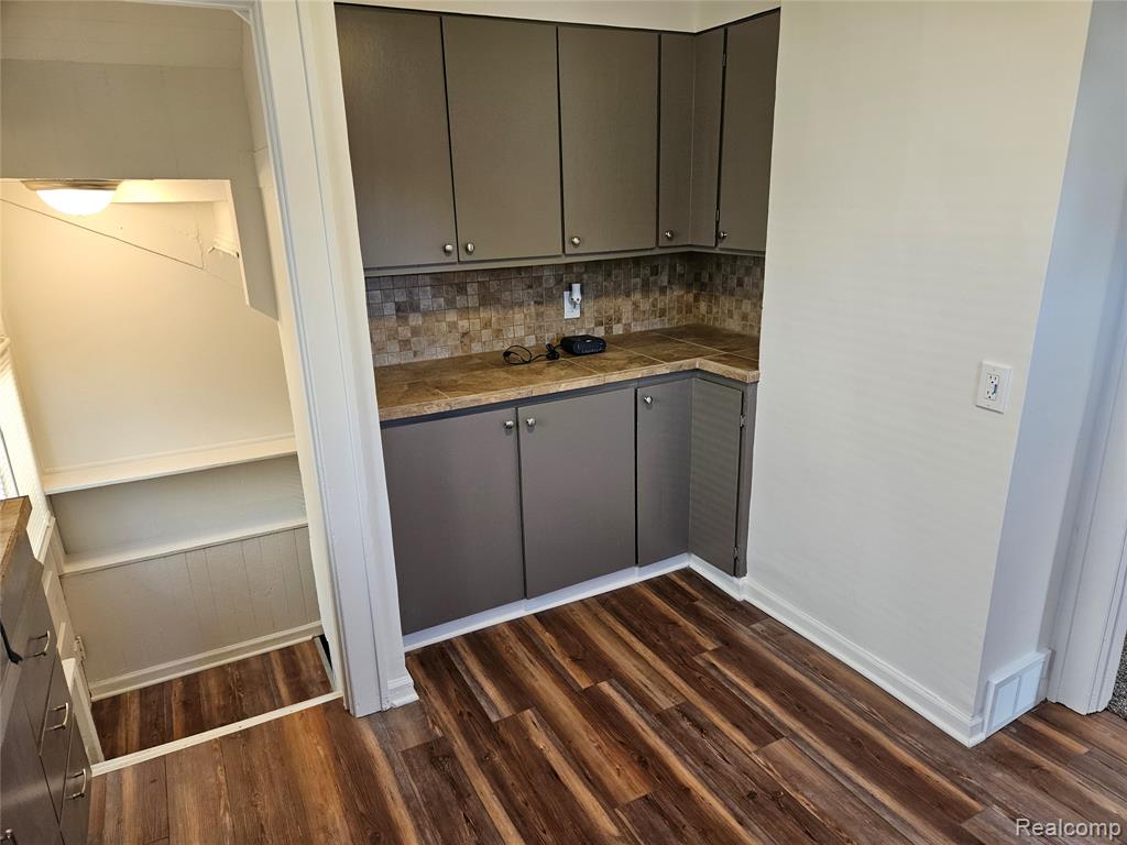 621 West Atherton Road Flint, MI 48507 - Photo 10 of 37