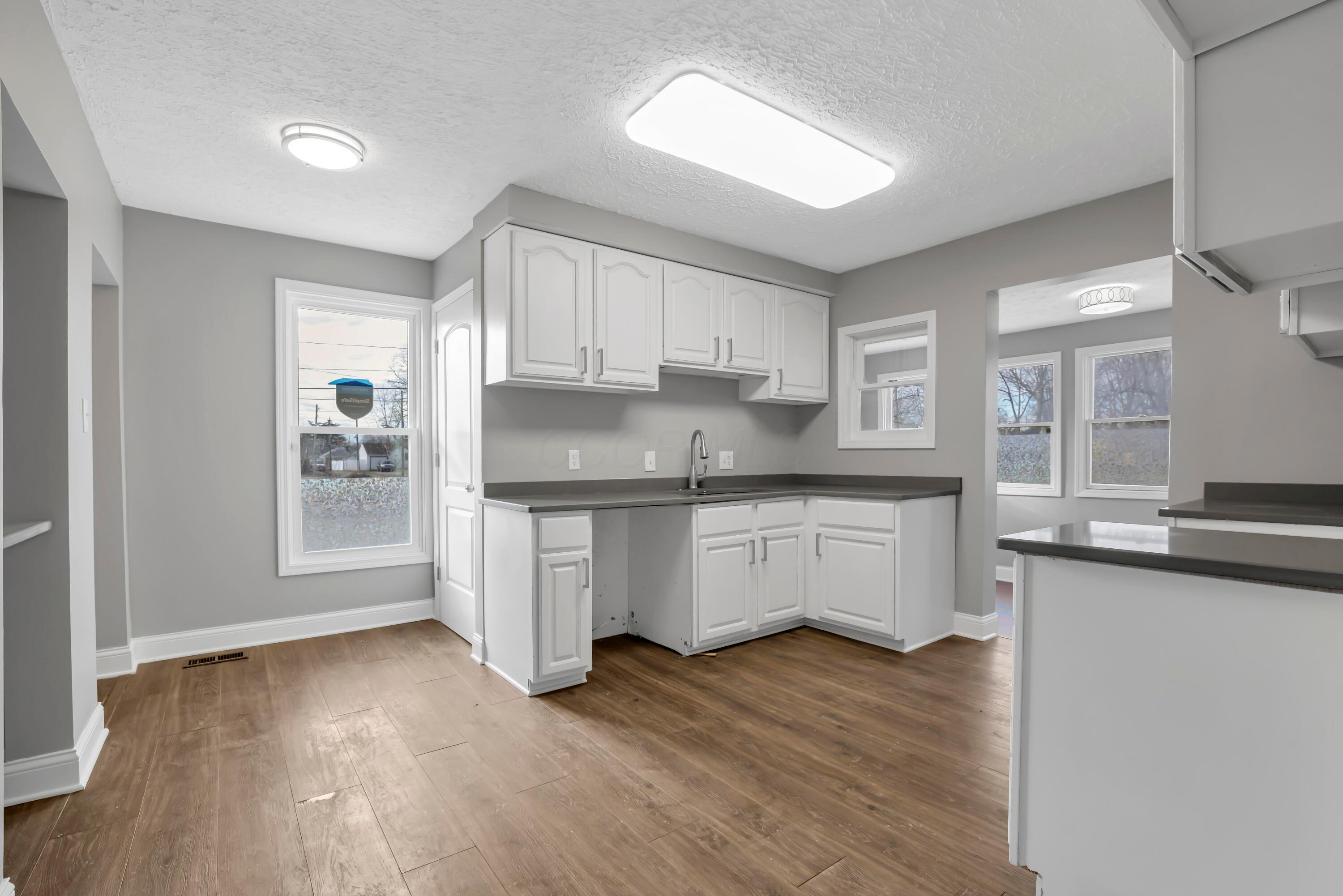 2089 Lockbourne Road Columbus, OH 43207 - Photo 5 of 22 Kitchen