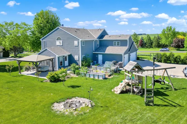 $819,999 | S25W29201 Cambrian Ridge, Genesee, WI 53188