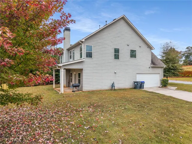 a view of a house with a yard and garage