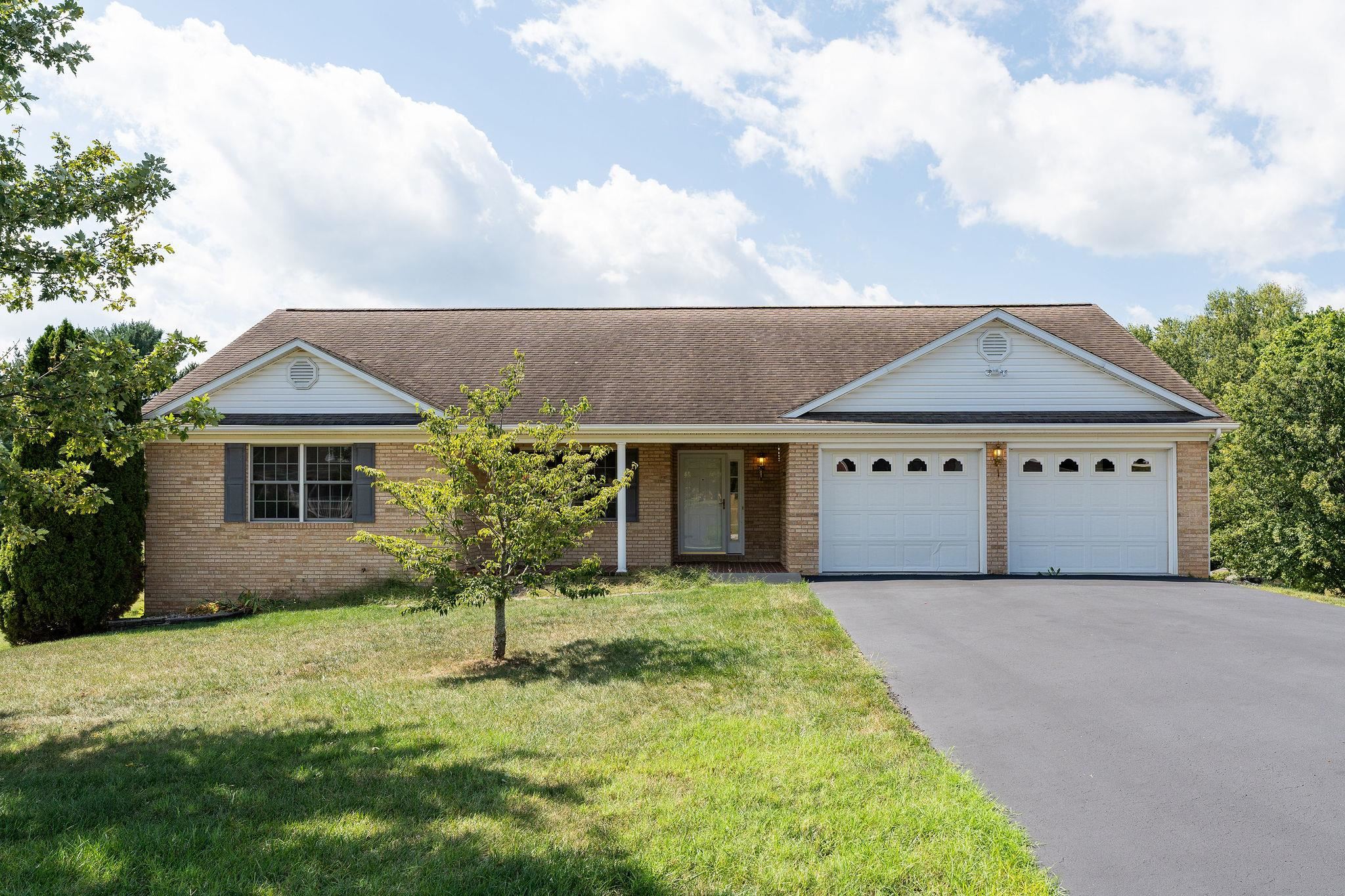 97 Gloucester Road Stuarts Draft, VA 24477 - Photo 4 of 67 One level living