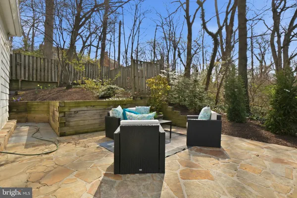 a view of backyard of the house