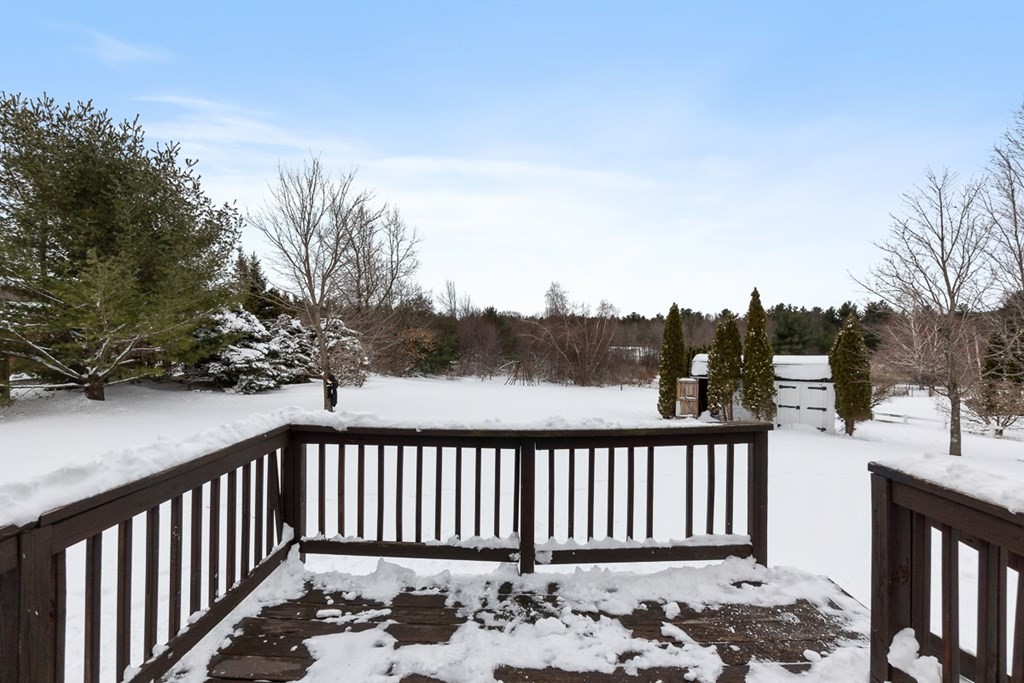 164 Sterling Road Princeton, MA 01541 - Photo 33 of 36 a view of a balcony with wooden fence
