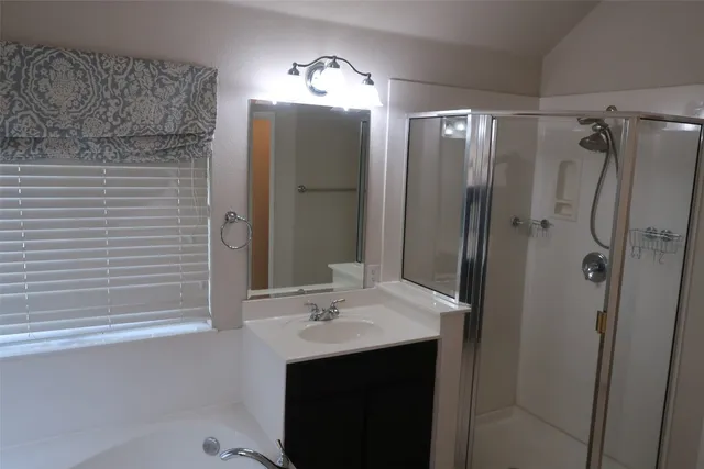 a view of empty room with a ceiling fan and window