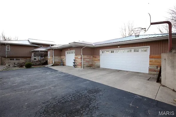 $594,900 | 2415 Zent Drive, Vandalia, IL 62471