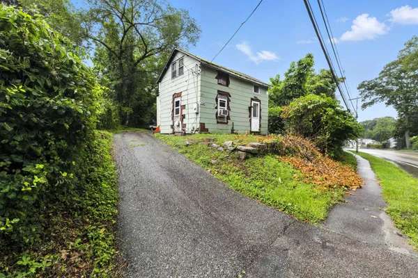 $350,000 | 398-402 Boston Post Road, Waterford, CT 06385