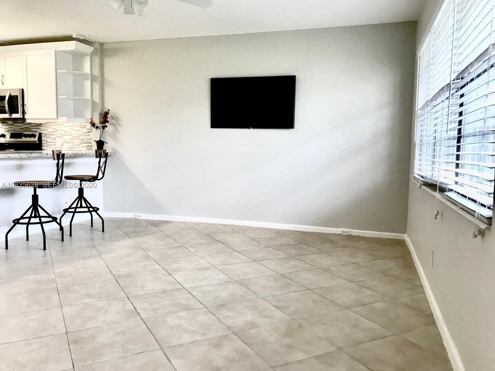 86 Mansfield D Boca Raton, FL 33434 - Photo 7 of 29 living room