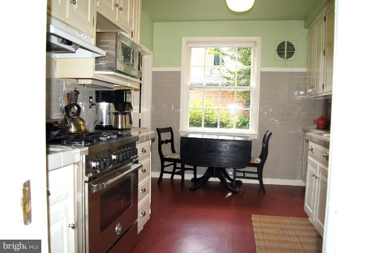 519 Worcester Road Towson, MD 21286 - Photo 8 of 30 Renovated kitchen