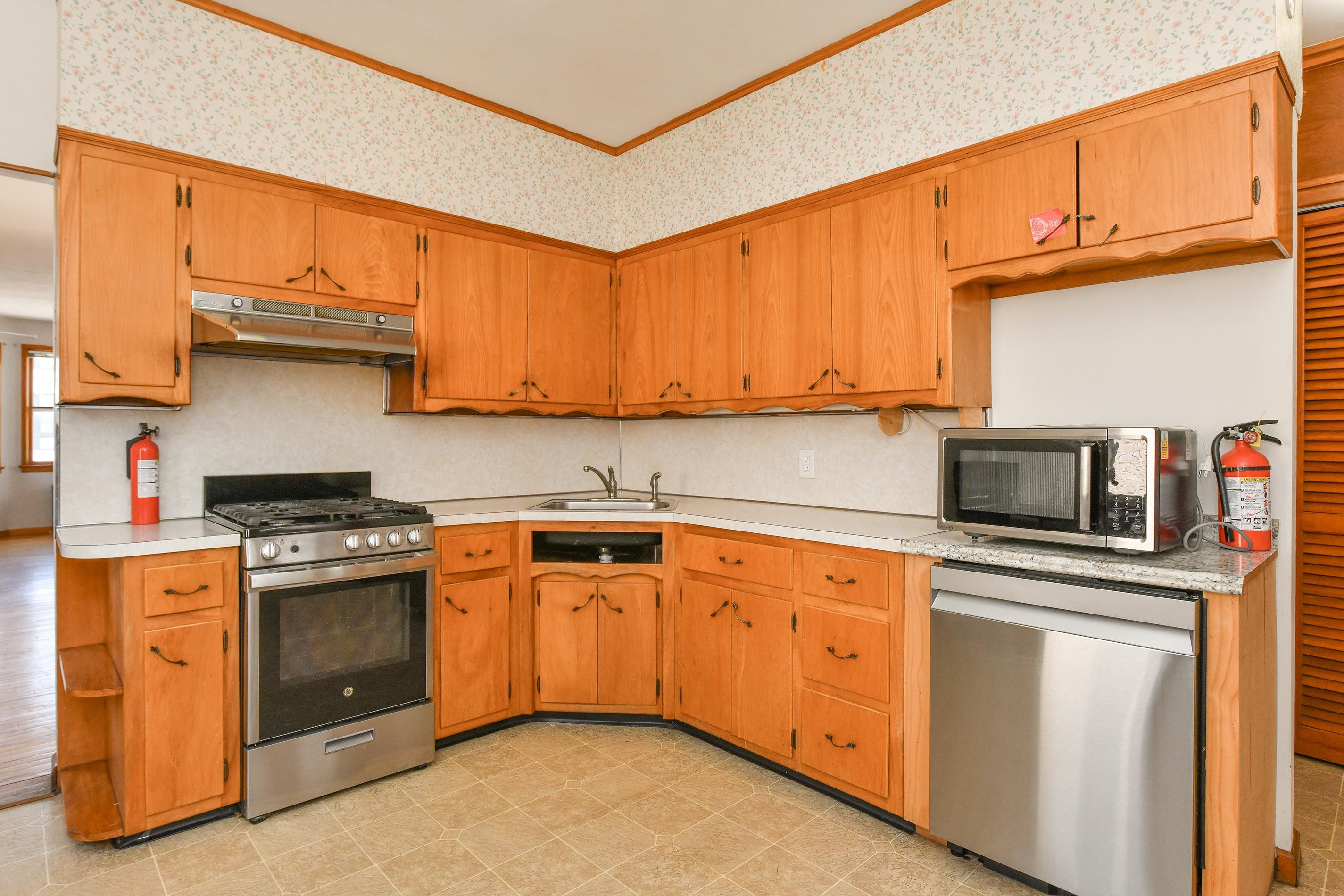241 Maple Street Secaucus, NJ 07094 - Photo 2 of 34