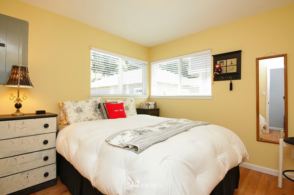 6316 South Bay Road Freeland, WA 98249 - Photo 13 of 15 a bedroom with a bed and a window